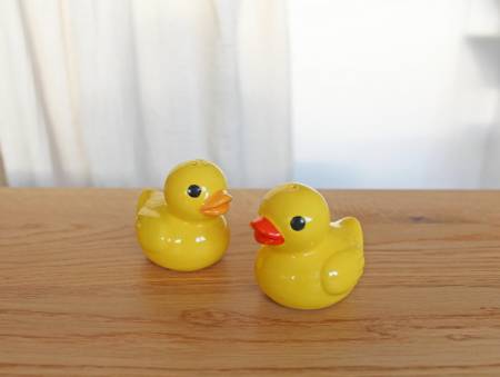 Salz- und Pfefferstreuer im gelben Enten-Design